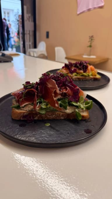 Brot mit Serrano & Salat