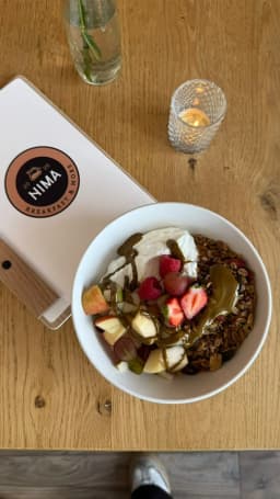 Joghurt mit Granola & Obst
