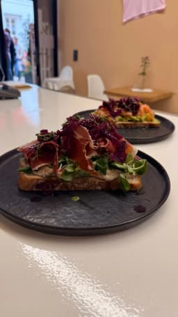 Brot mit Serrano & Salat